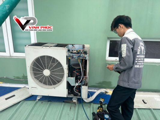 vệ sinh máy lạnh tân uyên giá chỉ 150K